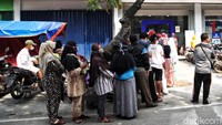 Corporate Secretary BRI Aestika Oryza Gunarto mengatakan untuk menghindari terjadinya antrean maupun kerumunan dalam mencairkan BPUM, masyarakat diharapkan tidak perlu terburu-buru datang ke bank untuk mencairkan dana bantuan tersebut, karena diberikan waktu 3 bulan oleh pemerintah.