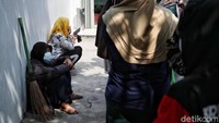 Meski begitu, tak sedikit warga yang datang ke BRI Unit Rorotan hari ini untuk mencairkan BPUM.