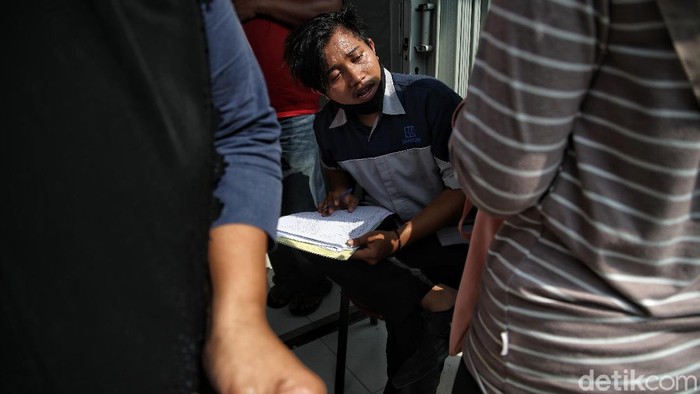 Sejumlah warga mendatangi Bank BRI Unit Rorotan, Jakarta. Mereka mengantre untuk mendapatkan Banpers Produktif untuk Usaha Mikro (BPUM) sebesar Rp 1,2 juta.