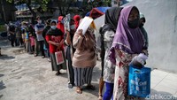 Namun, Warga yang mengantre di kawasan tersebut kebanyakan keliru menerima informasi, sehingga banyak warga yang datang dengan tidak sesuai jadwal penerima BPUM.
