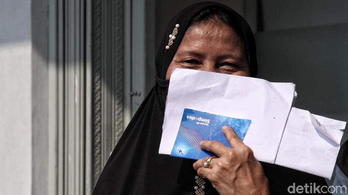Sejumlah warga mendatangi Bank BRI Unit Rorotan, Jakarta. Mereka mengantre untuk mendapatkan Banpers Produktif untuk Usaha Mikro (BPUM) sebesar Rp 1,2 juta.