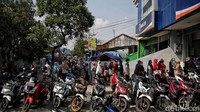 Warga mengantre di depan Bank BRI Unit Rorotan, Jakarta Utara, untuk mendapatkan Banpers Produktif untuk Usaha Mikro (BPUM), Senin (19/4/2021).