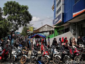 Potret Antrean Warga Ambil BLT UMKM Rp 1,2 Juta di Rorotan