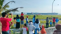 Meski disekat pagar pembatas, tempat itu jadi lokasi favorit masyarakat untuk melihat langsung proses pendaratan maupun lepas landas pesawat. Pengunjung yang datang ke lokasi tersebut tak kenal usia, mulai dari anak-anak, remaja, hingga lansia. 