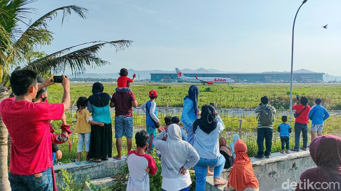 Warga Nonton Pesawat di Bandara YIA