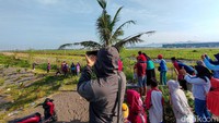 Mereka mengaku sengaja datang ke lokasi tersebut hanya untuk menyaksikan momen pendaratan dan lepas landas pesawat. Pengunjung kebanyakan berasal dari Kulon Progo. Namun ada juga yang dari luar daerah, seperti dari Bantul dan daerah lainnya. 