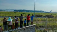 Menyaksikan momen pendaratan dan lepas landas pesawat di Bandara Internasional Yogyakarta (YIA) kini jadi salah satu wisata murah meriah bagi masyarakat Kulon Progo. Aktivitas ini dilakukan untuk mengisi waktu luang selama menjalani puasa di bulan Ramadhan. 