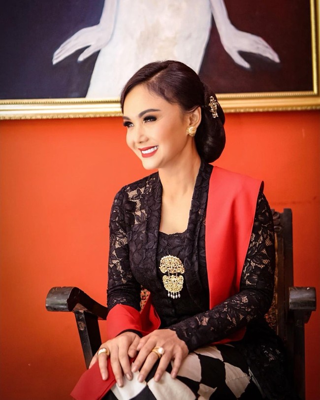 Nama Yuni Shara juga sempat menjadi bahan perbincangan karena penampilannya. Bukannya pujian, Yuni malah memperoleh komentar terkait body shaming karena penampilannya yang disebut terlihat tua dan berkeriput. Walaupun demikian, Yuni Shara tampak santai menanggapinya dan mengatakan bahwa dirinya memang sudah tak lagi muda. Foto: Instagram @yunishara36