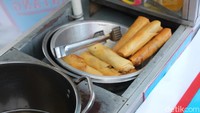 Ada beberapa penjual yang menjajakan lumpia dan risol mayo di sini, namun kamu harus cobain Lumpia Bintang, lumpia isi milik Pak Awan. Foto: Lutfi Baihaqy/detikFood