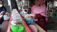 Es buah merupakan menu buka puasa yang banyak diminati dan dicari banyak orang. Tak jauh berbeda dengan es pada umumnya, kedai ini menawarkan es buah rumput laut khas Tasik yang bisa jadi menu pelepas dahaga. Foto: Lutfi Baihaqy/detikFood