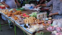 Pasar takjil di Taman Sulfat ini sudah ada sejak lama dan selalu ramai di bulan puasa setiap tahunnya. Meskipun saat ini sedang masa pandemi, para pengunjung sudah tertib untuk mengenakan masker dan menjaga jarak. Foto: Lutfi Baihaqy/detikFood