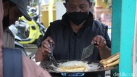 Beberapa jajanan pasar yang dapat dipilih yaitu pastel, lemper, salad buah, puding, kue sus, martabak mini, arem-arem, bakpao, donat, risoles, kue lumpur, ote-ote, onde-onde,tahu bakso, dan masih banyak lagi. Foto: Lutfi Baihaqy/detikFood