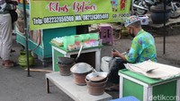 . Plihan makanan dan minuamn sangat beragam. Dari gorengan, jajan pasar hingga aneka es, bubur dan kolak.  Foto: Lutfi Baihaqy/detikFood