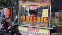 Terdapat berbagai macam menu yang ditawarkan mulai dari jajanan pasar, nasi campur, kue basah, hingga aneka es.  Foto: Lutfi Baihaqy/detikFood