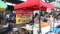 Di pasar takjil sekitar Taman Sulfat Malang. Selain harus memperhatikan budget, juga harus bisa menahan diri karena jajana di sini serba menggiurkan. Foto: Lutfi Baihaqy/detikFood
