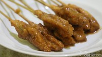 Ada beberapa penjual sempol di pasar takjil ini. Bentuknya mirip sate goreng dengan rasa gurih renyah. Foto: Lutfi Baihaqy/detikFood