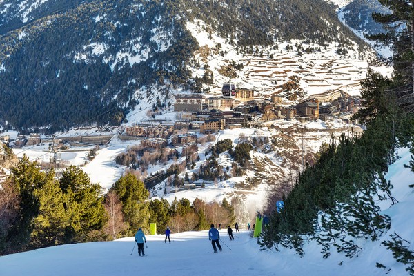 Warga Andorra gemar bermain ski, karena negara ini sering turun salju. (Getty Images/iStockphoto)