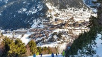 Warga Andorra gemar bermain ski, karena negara ini sering turun salju. (Getty Images/iStockphoto)
