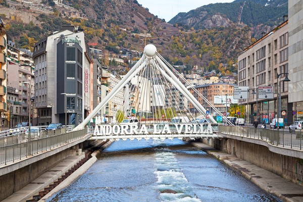 Andorra La Vella, ibu kota negara ini menjadi surga belanja di Eropa. (Getty Images/iStockphoto)