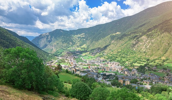 Negara Andorra terletak di Semenanjung Iberia, tepatnya di Pegunungan Pirenia di Eropa. (Getty Images/iStockphoto) Negara Andorra terletak di Semenanjung Iberia, tepatnya di Pegunungan Pirenia di Eropa. (Getty Images/iStockphoto)