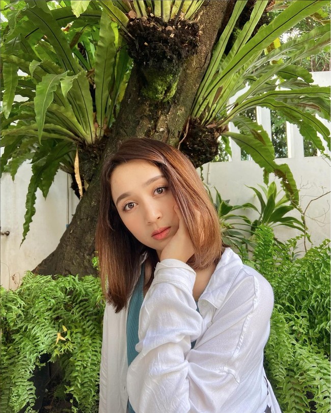 Mantan personel JKT 48, Ayana Shahab juga memiliki darah keturunan Jepang. Darah Jepang didapatkan Ayana dari sang ibu. Sedangkan ayahnya merupakan keturunan Arab. Tak hanya itu saja, Ayana bahkan juga lahir di Osaka, Jepang. Foto: Instagram/@ayanashahab