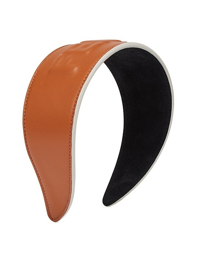 Terkenal dengan produk berbahan kulit, Fendi pun menggunakan material tersebut untuk item bando. Produk Leather Logo Headband ini dijual seharga US$ 550 atau Rp 8 juta. (Foto: Fendi)