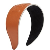 Terkenal dengan produk berbahan kulit, Fendi pun menggunakan material tersebut untuk item bando. Produk Leather Logo Headband ini dijual seharga US$ 550 atau Rp 8 juta. (Foto: Fendi)