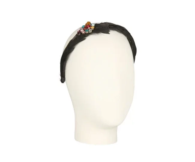 Bando yang satu ini merupakan keluaran Dolce & Gabbana. Terbuat dari bulu-bulu dengan kombinasi bebatuan hias, bando ini dijual seharga US$ 280 atau Rp 4 juta. (Foto: Dolce & Gabbana)