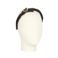 Bando yang satu ini merupakan keluaran Dolce & Gabbana. Terbuat dari bulu-bulu dengan kombinasi bebatuan hias, bando ini dijual seharga US$ 280 atau Rp 4 juta. (Foto: Dolce & Gabbana)