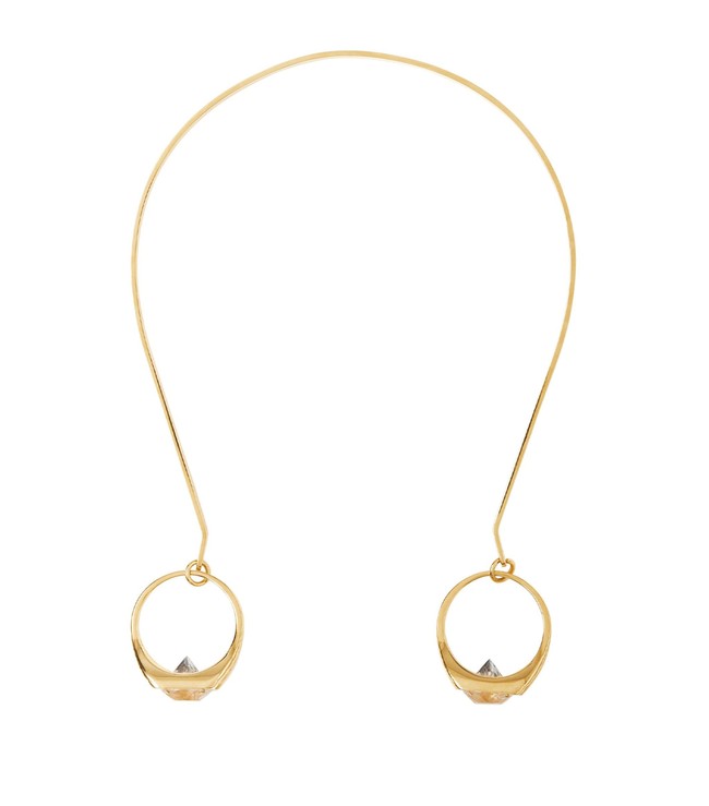 Belum lama ini, Burberry juga menawarkan pilihan headband atau bando di jajaran aksesori kepala. Terbuat dari emas, bando tersebut hadir dalam desain yang sangat sleek, seperti tapal kuda, lalu dihiasi semacam anting pada bagian bawah kedua sisinya. Harganya mencapai US$ 730 atau Rp 10,6 juta. (Foto: Burberry)