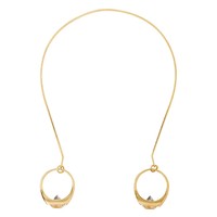 Belum lama ini, Burberry juga menawarkan pilihan headband atau bando di jajaran aksesori kepala. Terbuat dari emas, bando tersebut hadir dalam desain yang sangat sleek, seperti tapal kuda, lalu dihiasi semacam anting pada bagian bawah kedua sisinya. Harganya mencapai US$ 730 atau Rp 10,6 juta. (Foto: Burberry)