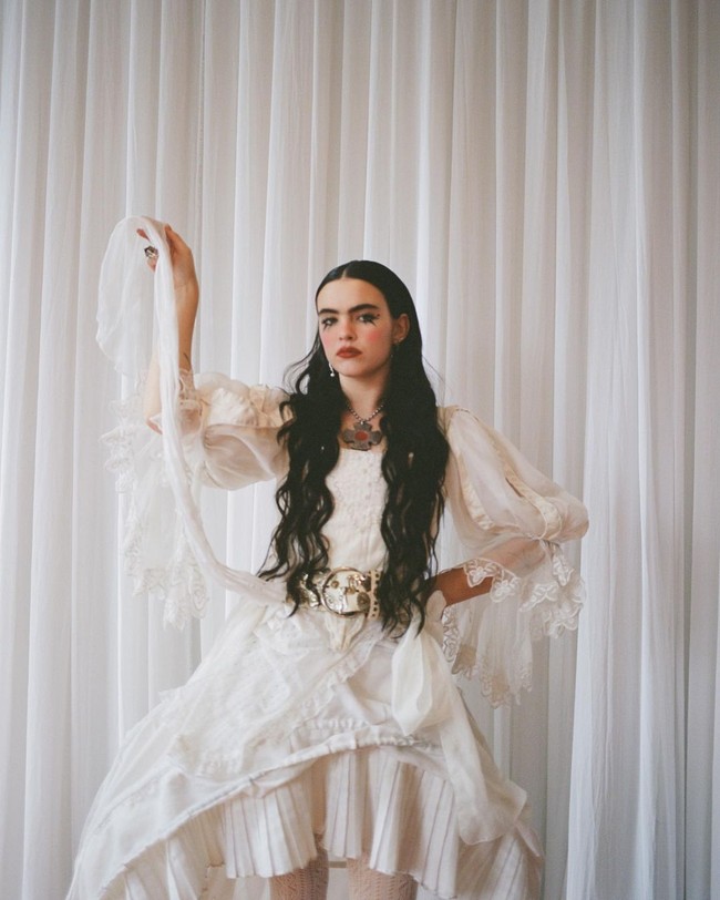 Stella BennetWanita yang dikenal sebagai Benee ini menjadi salah satu penyayi yang disorot dalam 30 Under 30 2021. Pelantun Supalonely asal Selandia Baru tersebut mendapatkan ketenarannya lewat YouTube sejak tahun lalu. Tak lama kemudian, lagunya jadi viral di TikTok setelah dipakai oleh Charli DAmelio. Tak hanya itu, ia jadi sosok inspiratif karena akan meluncurkan label rekaman yang dijalankan oleh para wanita. Olive. Foto: Instagram @beneemusic