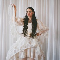 Stella BennetWanita yang dikenal sebagai Benee ini menjadi salah satu penyayi yang disorot dalam 30 Under 30 2021. Pelantun Supalonely asal Selandia Baru tersebut mendapatkan ketenarannya lewat YouTube sejak tahun lalu. Tak lama kemudian, lagunya jadi viral di TikTok setelah dipakai oleh Charli DAmelio. Tak hanya itu, ia jadi sosok inspiratif karena akan meluncurkan label rekaman yang dijalankan oleh para wanita. Olive. Foto: Instagram @beneemusic