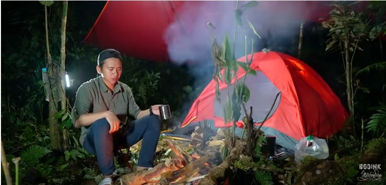 Bukan di Restoran, Orang-orang Ini Buka Puasa di Tengah Hutan