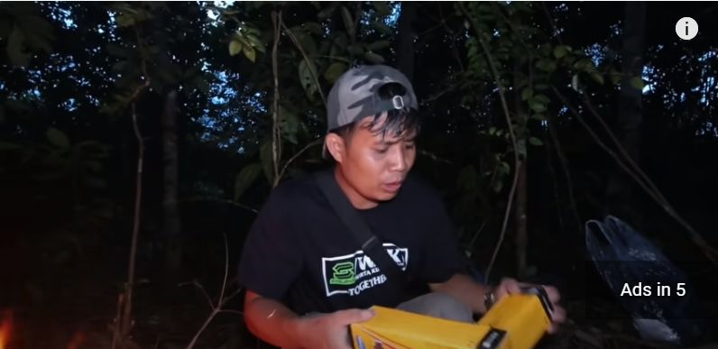 Bukan di Restoran, Orang-orang Ini Buka Puasa di Tengah Hutan