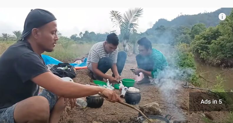 Bukan di Restoran, Orang-orang Ini Buka Puasa di Tengah Hutan