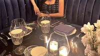 Makan malam di salah satu restoran mewah, Tisya duduk manis menanti makanan pesanannya dihidangkan. Foto: Instagram @erni_tisya
