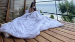 Cantiknya Tisya Erni, Model Hot yang Suka Ngopi dan Ngemil Apel