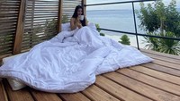 Ditemani dengan pemandangan laut lepas yang indah,  cara ngopi pagi Tisya sambil mencicipi donat ini berhasil membuat followersnya terpukau. Foto: Instagram @erni_tisya
