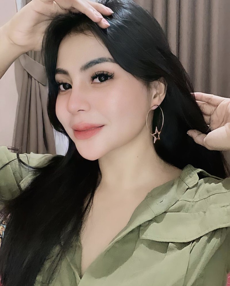 Cantiknya Tisya Erni, Model Hot yang Suka Ngopi dan Ngemil Apel