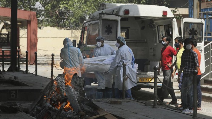 Corona Melonjak, Kremasi Jenazah di India Non Stop 24 Jam A COVID-19 victim is cremated in Vasai, outskirts of Mumbai, India, Thursday, April 15, 2021. India reported more than 200,000 new coronavirus cases Thursday, skyrocketing past 14 million overall as an intensifying outbreak puts a grim weight on its fragile health care system.