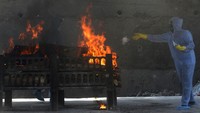 Pengelola krematorium Ashwinikumar, Prashant Kabrawala, mengatakan ia sudah mengelola krematorium sejak 1987. Tetapi selama bertahun-tahun ia belum pernah melihat begitu banyak jenazah yang datang untuk dikremasi seperti saat ini. AP Photo/Rafiq Maqbool  
