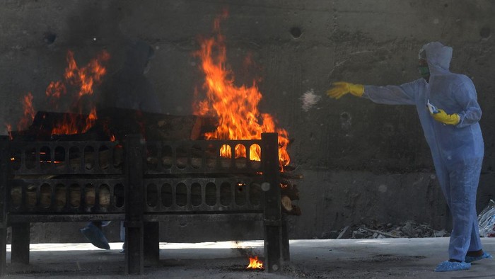 A COVID-19 victim is cremated in Vasai, outskirts of Mumbai, India, Thursday, April 15, 2021. India reported more than 200,000 new coronavirus cases Thursday, skyrocketing past 14 million overall as an intensifying outbreak puts a grim weight on its fragile health care system.