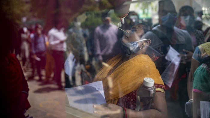 A COVID-19 victim is cremated in Vasai, outskirts of Mumbai, India, Thursday, April 15, 2021. India reported more than 200,000 new coronavirus cases Thursday, skyrocketing past 14 million overall as an intensifying outbreak puts a grim weight on its fragile health care system.
