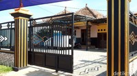 Di antaranya banyaknya deretan bangunan rumah megah dengan pagar besi menjulang tinggi (Ainur Rofiq/detikcom)