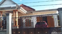 Beberapa rumah kini punya garasi untuk menyimpan mobil. (Ainur Rofiq/detikcom)