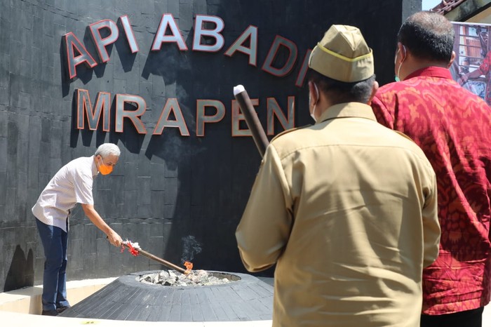 Gubernur Jateng Ganjar Pranowo menyulut Api Abadi Mrapen