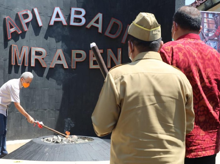 Gubernur Jateng Ganjar Pranowo menyulut Api Abadi Mrapen
