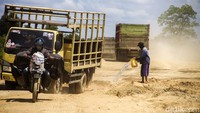 Jalan yang rusak ini menghubungkan Kalimantan Selatan dengan Kalimantan Tengah.