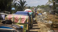 Jalan rusak ini berpotensi menghambat distribusi barang saat meningkatnya kebutuhan masyarakat jelang lebaran. 